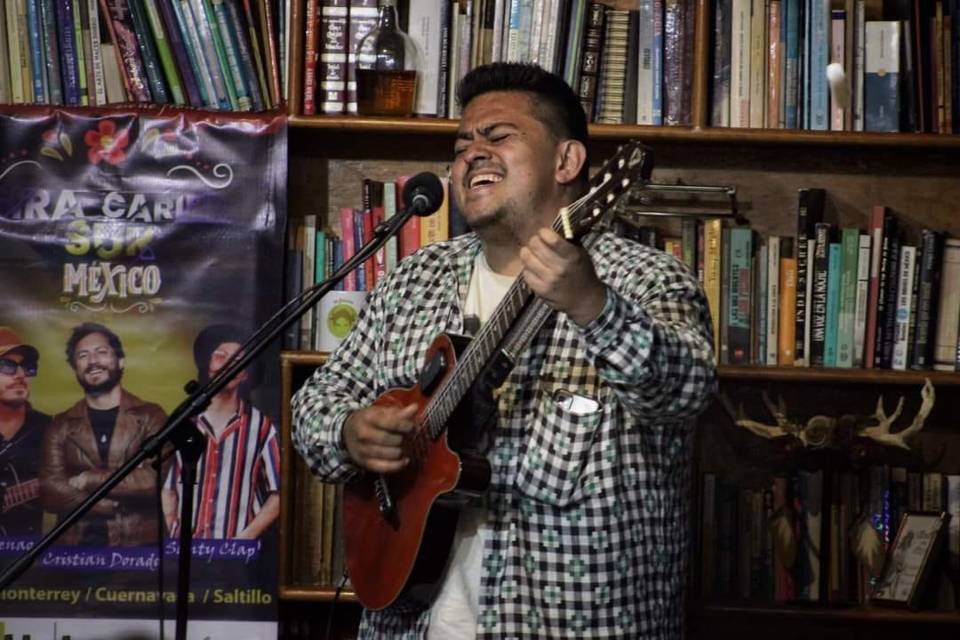 Tocando la guitarra