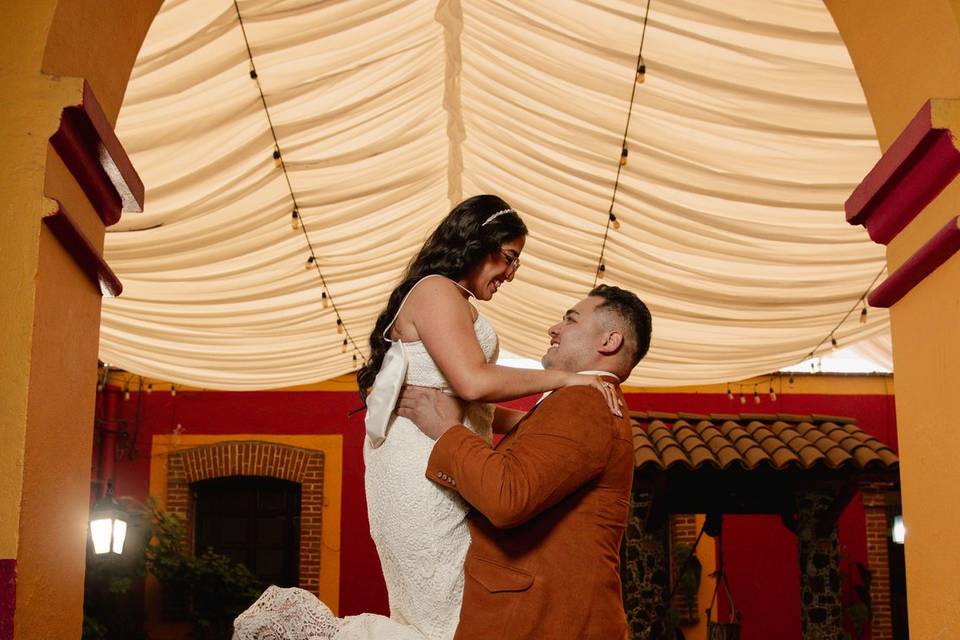 Novio cargando a la novia