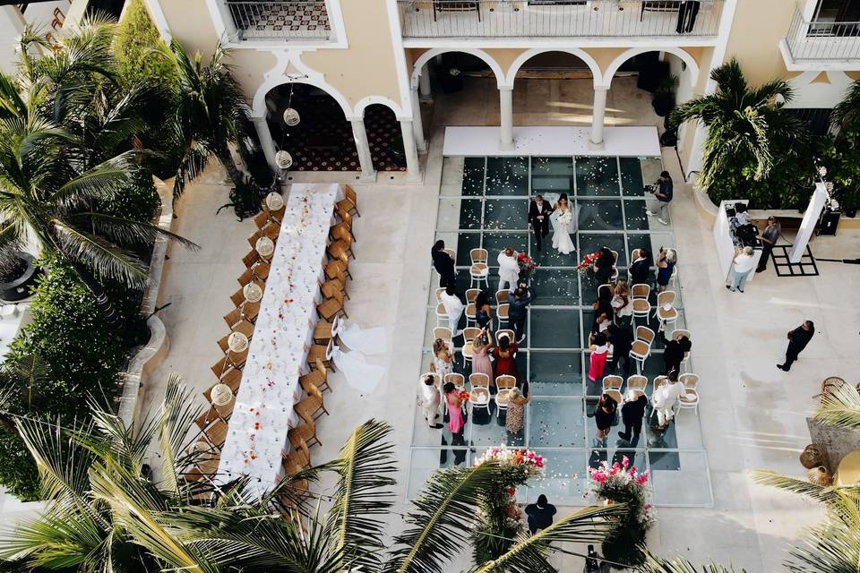 Toma aérea de un evento en el patio