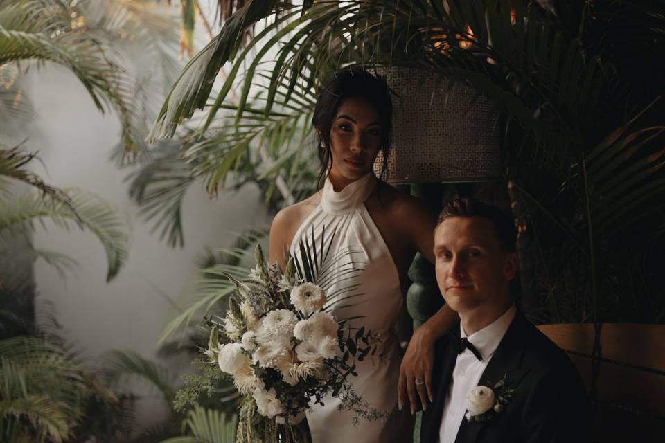 Recién casados posando elegantemente
