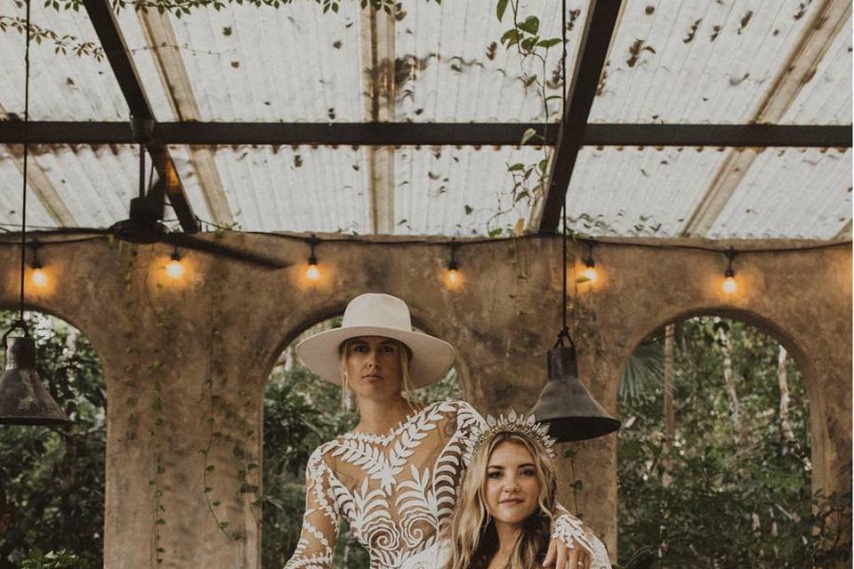 Novias posando sobre unos bancos