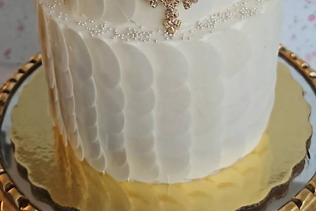 Pastel blanco con dorado