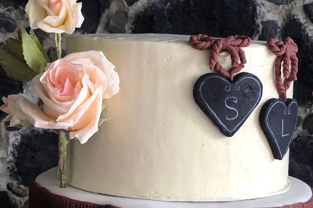 Pastel blanco con rosas e iniciales