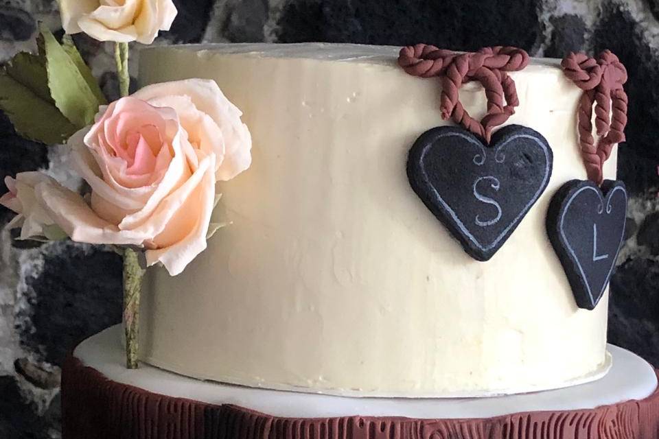 Pastel blanco con rosas e iniciales