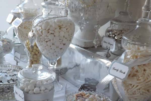 Mesa de dulces blanca