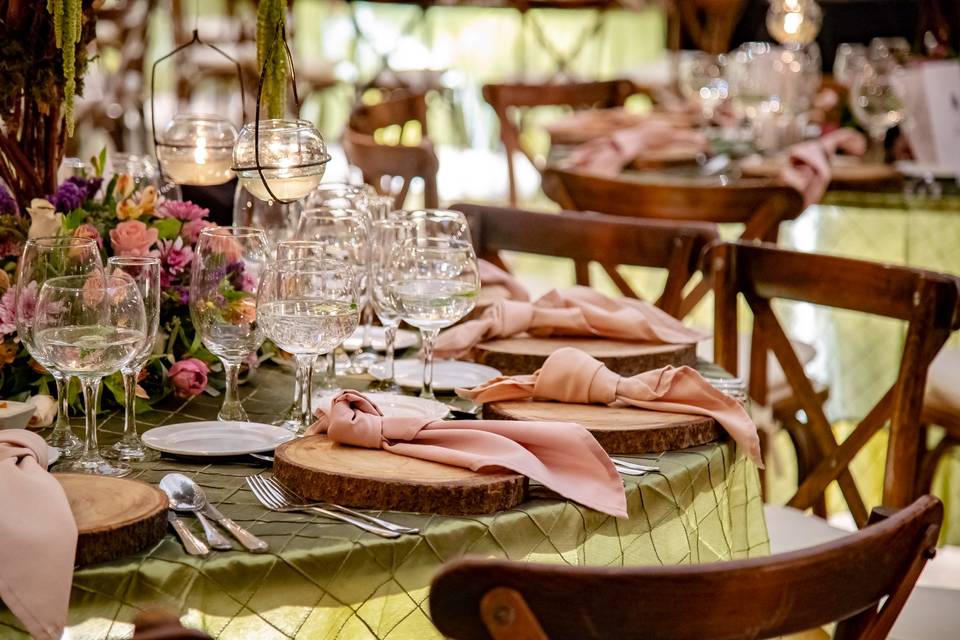 Mesa con copas y servilletas salmón