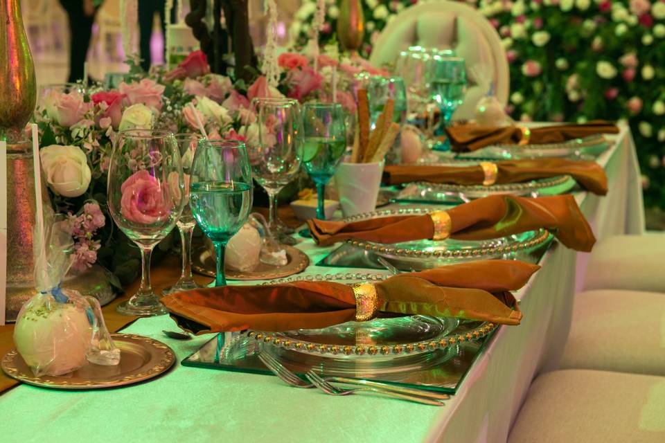 Decoración de mesa con copas y flores