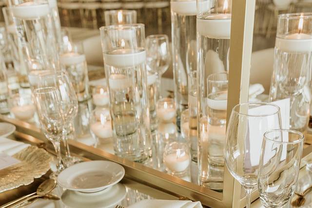 Decoración de mesa con vajilla blanca y de cristal