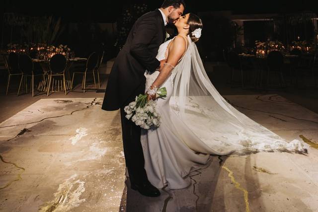 Pareja besándose en medio de la pista