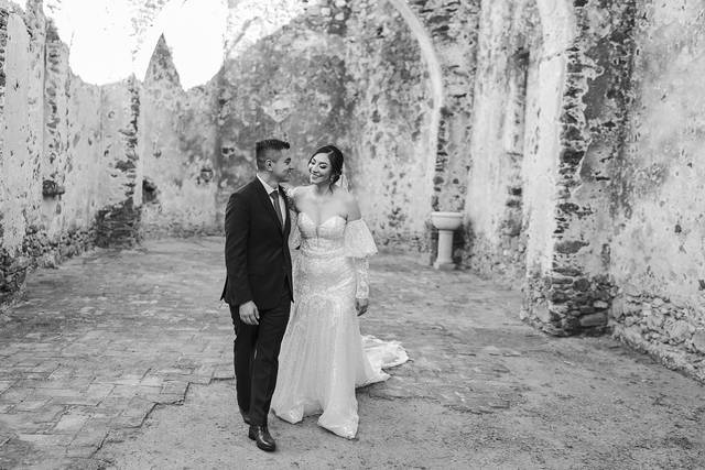 Novios caminando por un patio