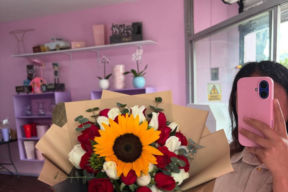 Rosas y un girasol