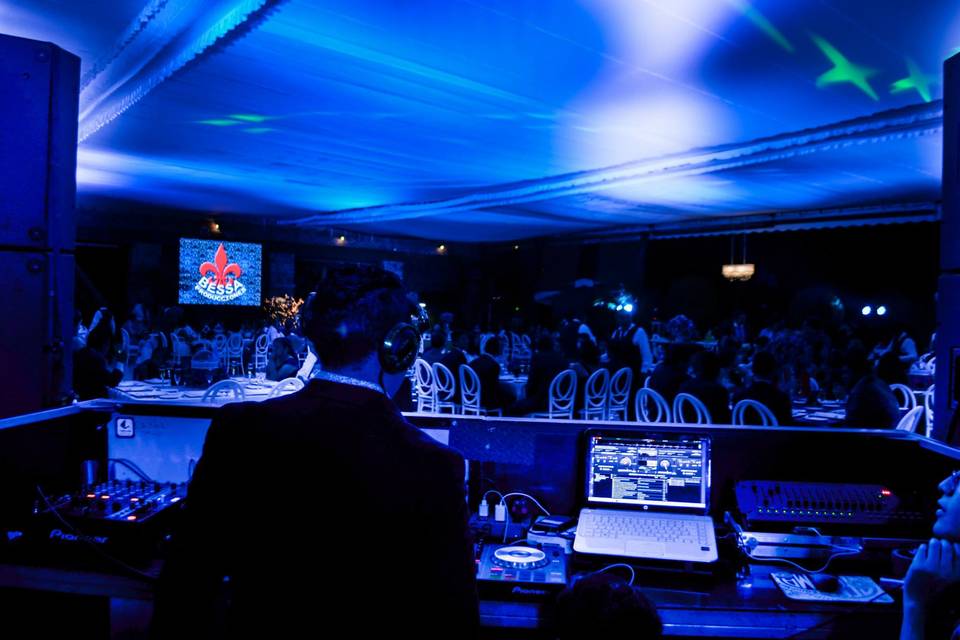 DJ mezclando en vivo