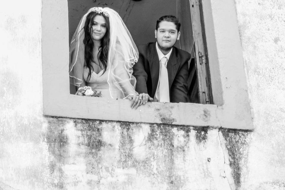 Pareja asomada en la ventana