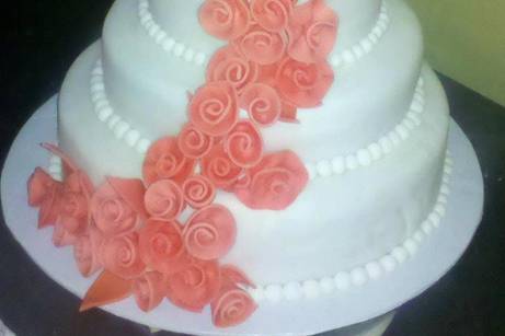 Pastel decorado con flores