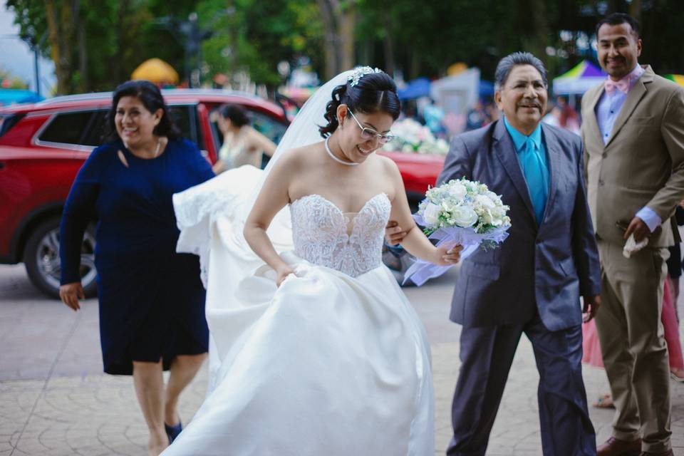 Novia caminando al altar