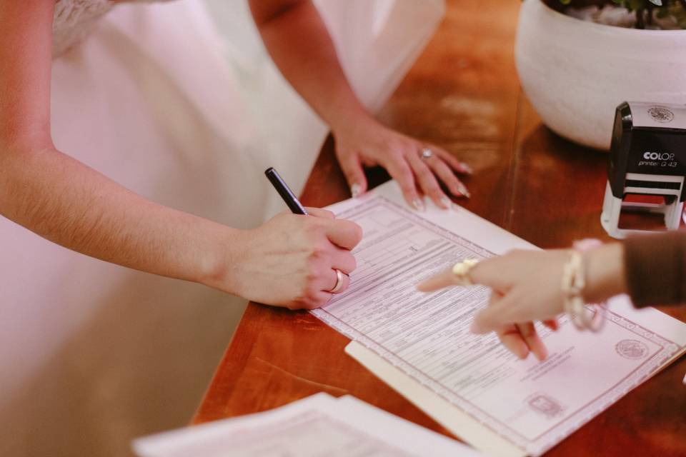 Firmando el acta de matrimonio