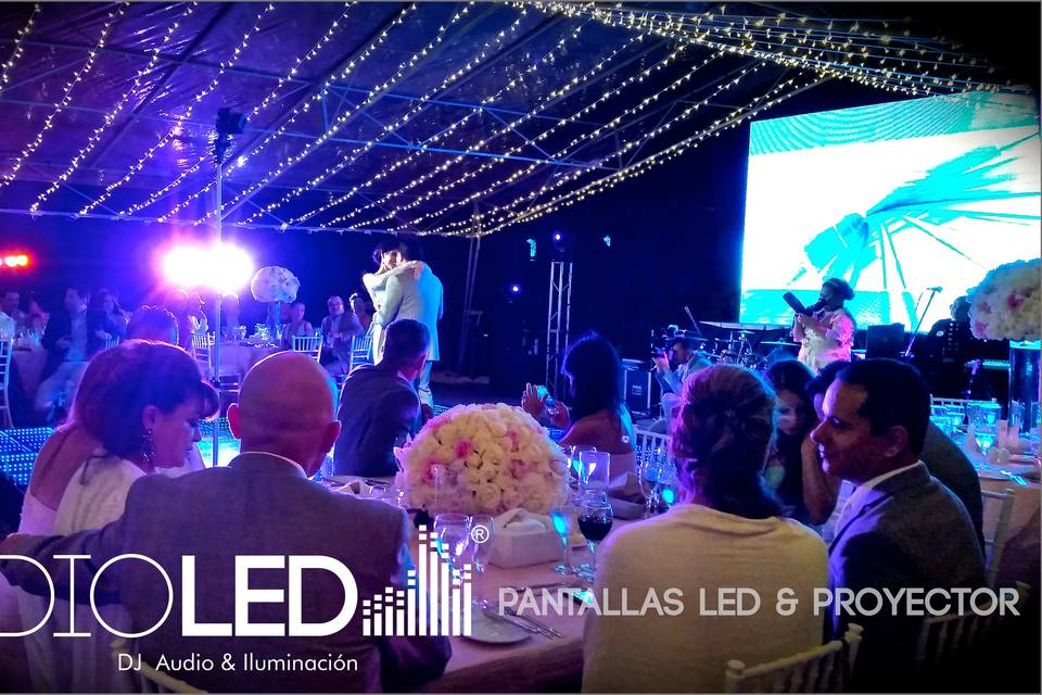 Pantallas led y proyector