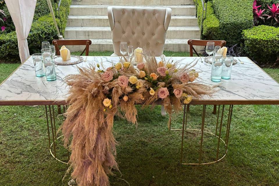 Mesa decorada con flores