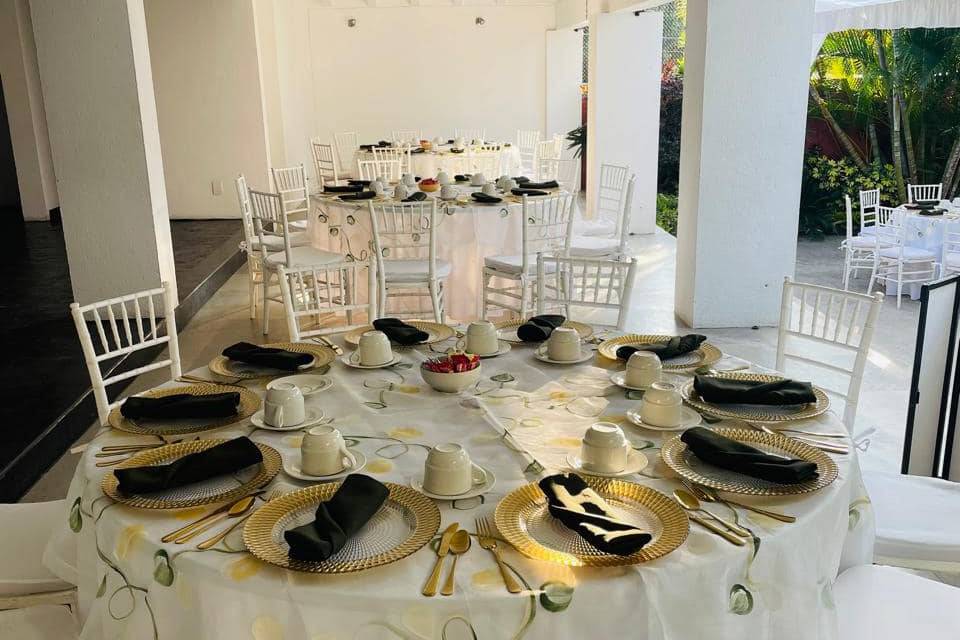Mesa redonda con platos dorados