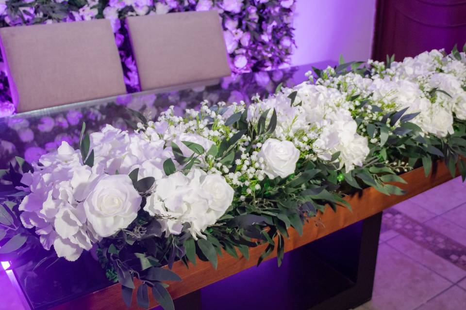 Mesa de novios con flores blancas