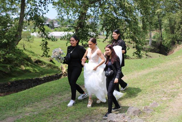 Assistant Bride