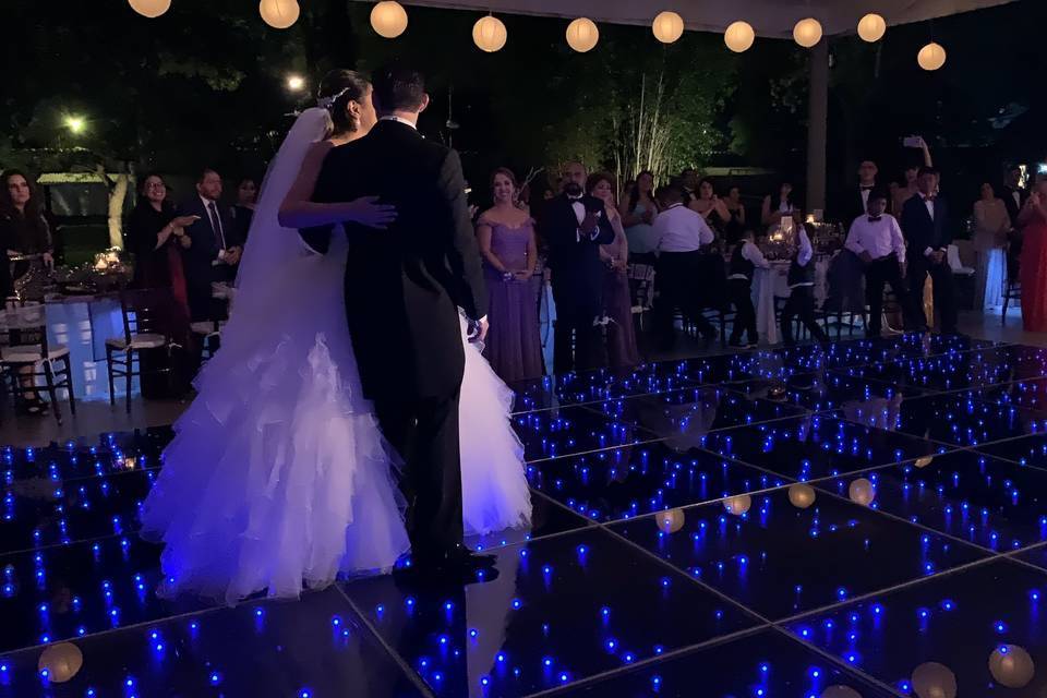 Novios en la pista led azul