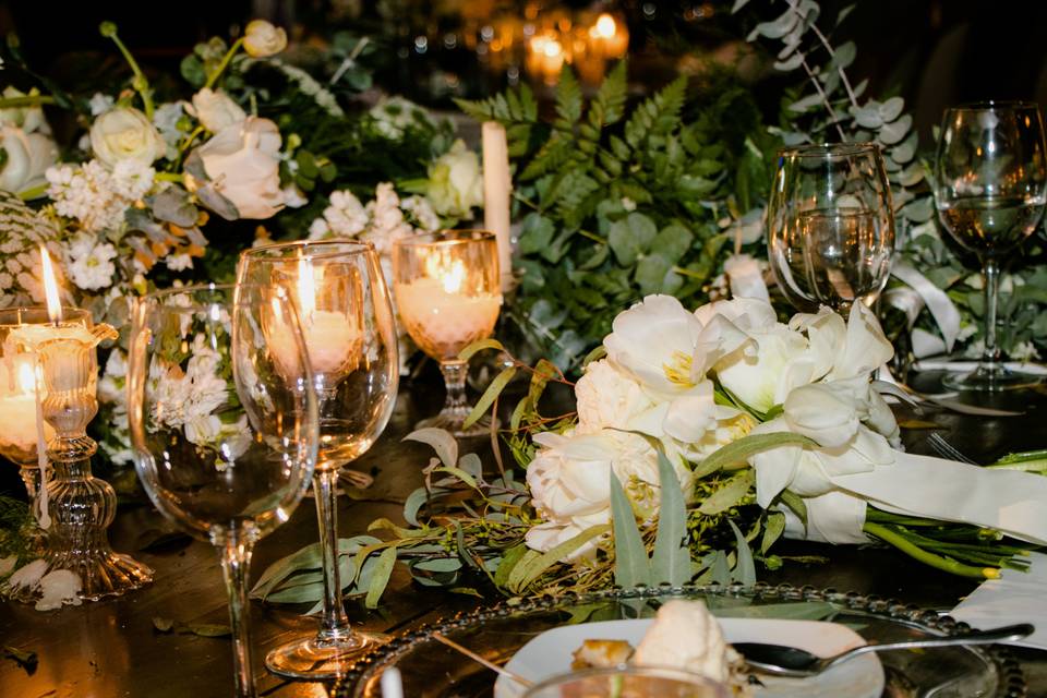 Decoración de mesa con flores y velas
