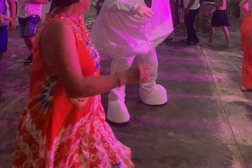 Baila y festeja cin el dr simi