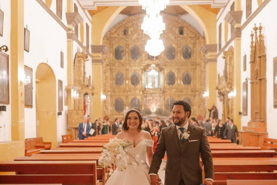 Pareja en la iglesia