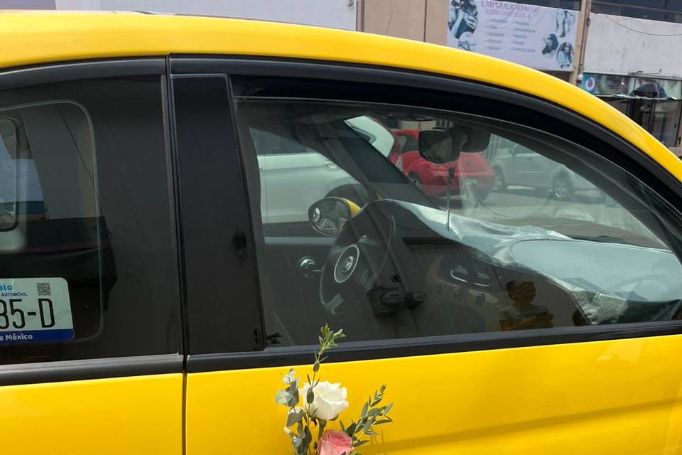 Carro de boda adornado con flores