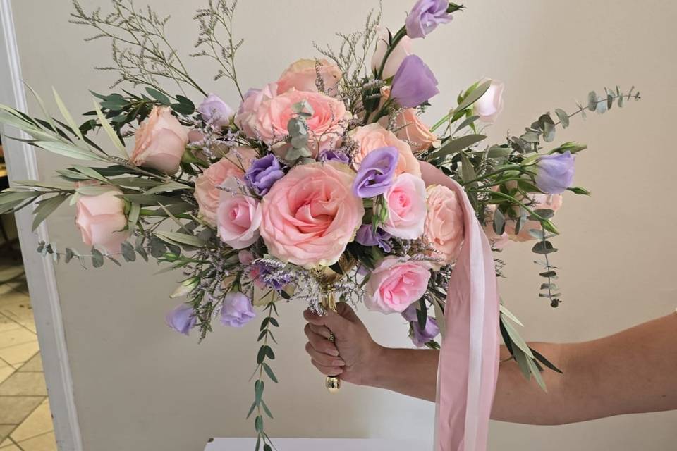 Ramo de novia con rosas y flores lilas
