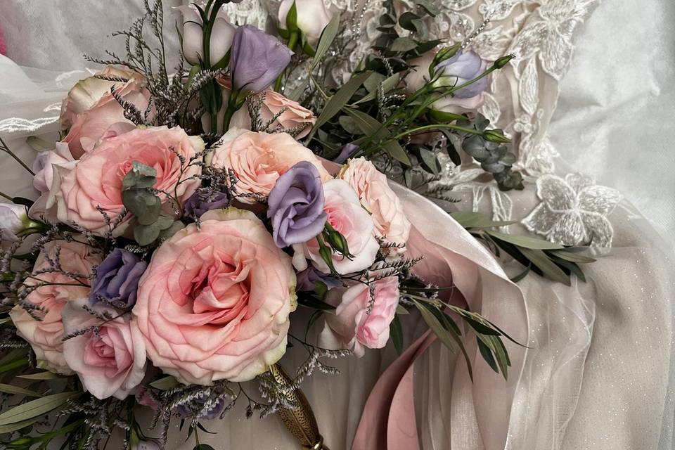 Ramo de novia con flores rosas