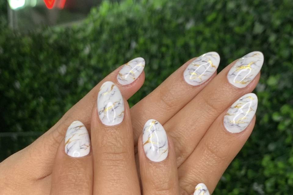 Uñas de color blanco marmoleado