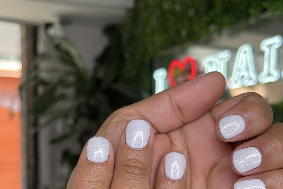 Uñas en acabado blanco