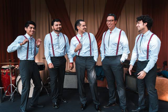 5 hombres con traje