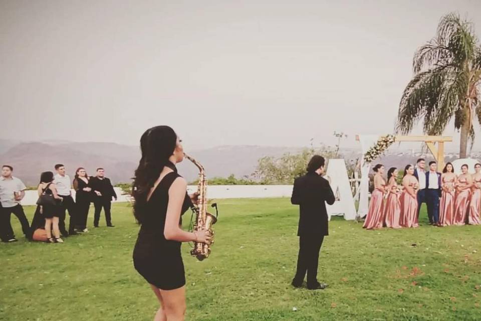 Tocando con saxofón