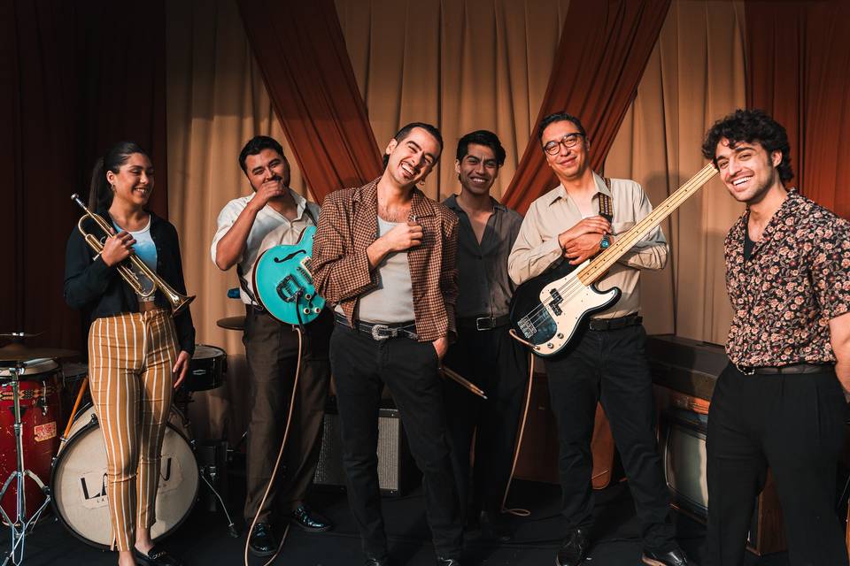 Músicos con sus instrumentos