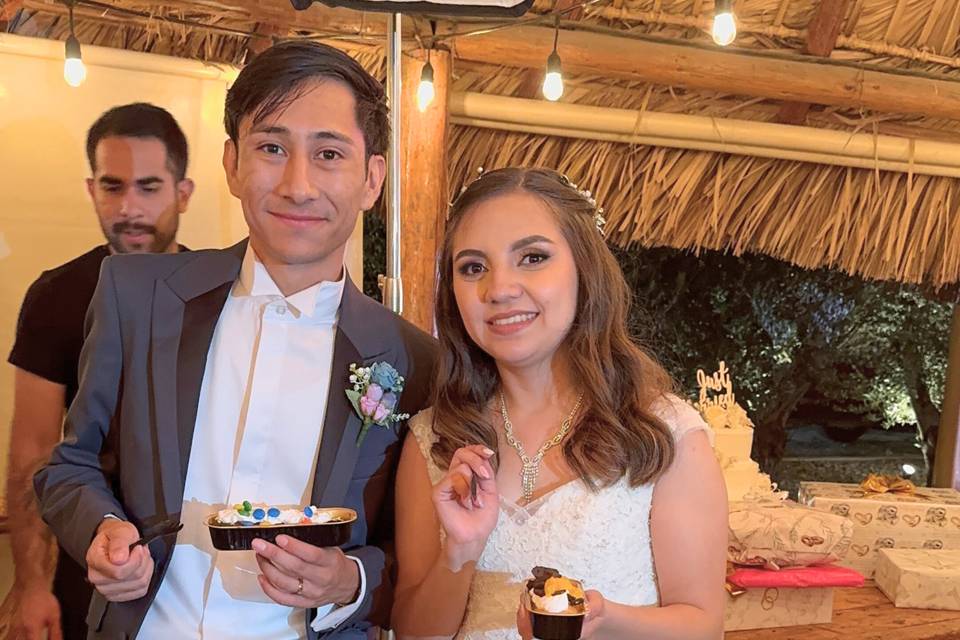 Novios disfrutando Cake Bar