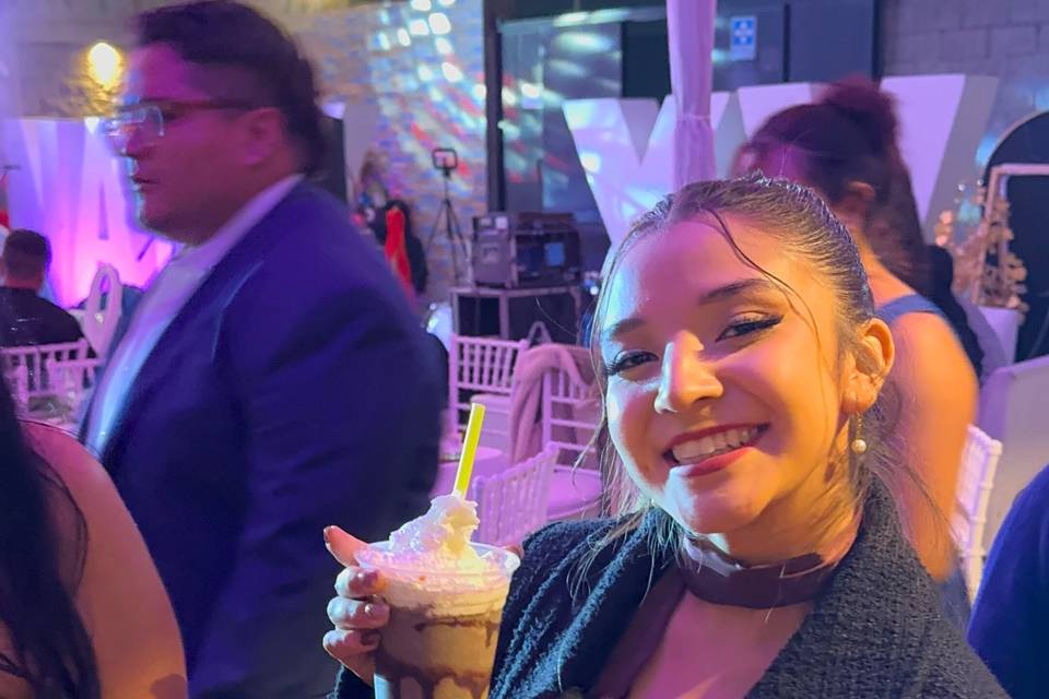 Invitados disfrutando frappes
