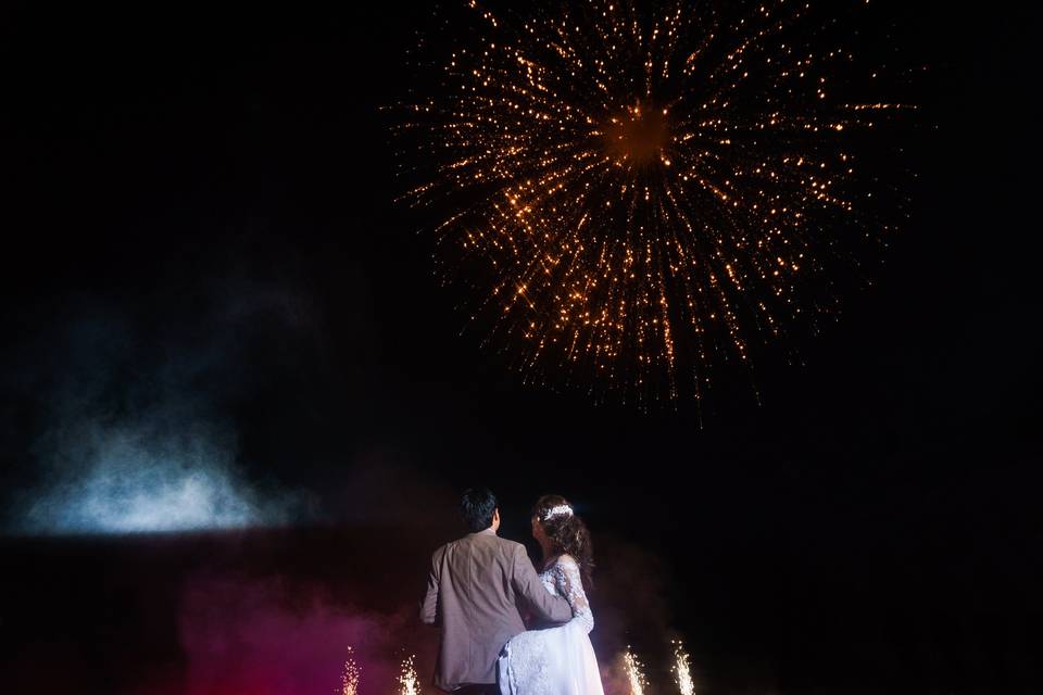 Pirotecnia en boda de playa