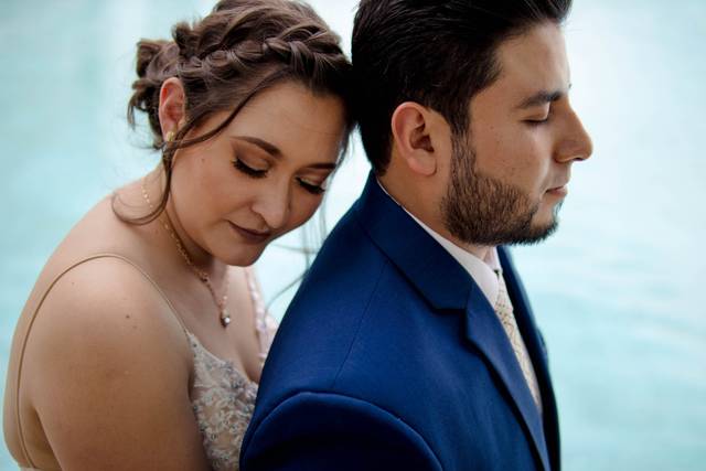 Novia abrazando al novio