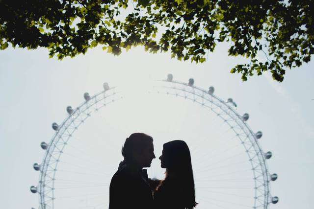Pareja frente a la rueda de la fortuna