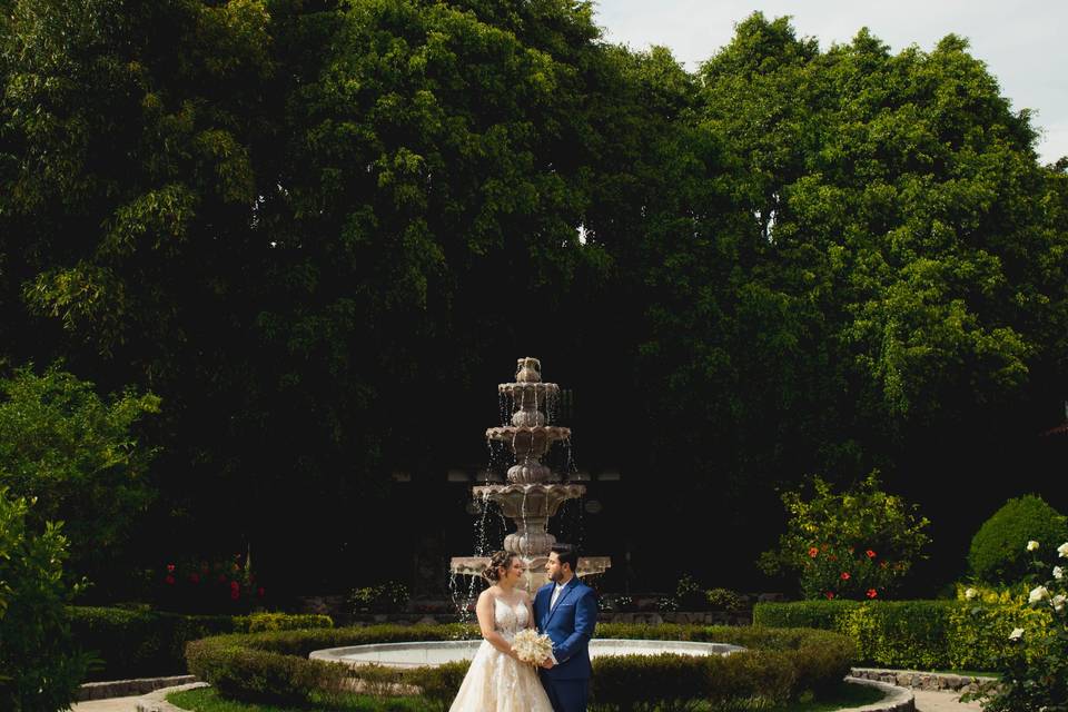 Pareja en un jardín