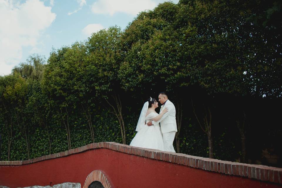 Novios en un puente