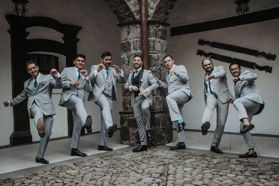 Novio con bestmen en traje gris