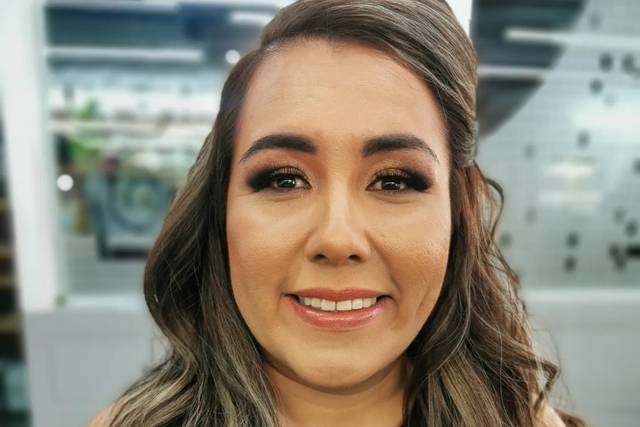 Maquillaje y peinado