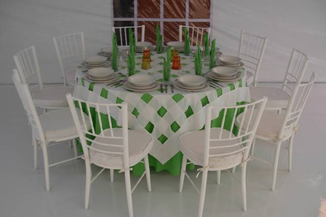 silla  tifani con mesa redonda