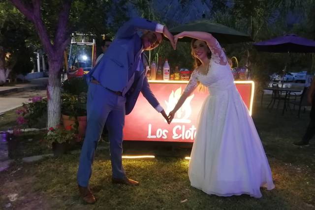 Una novia feliz con Los Elotes