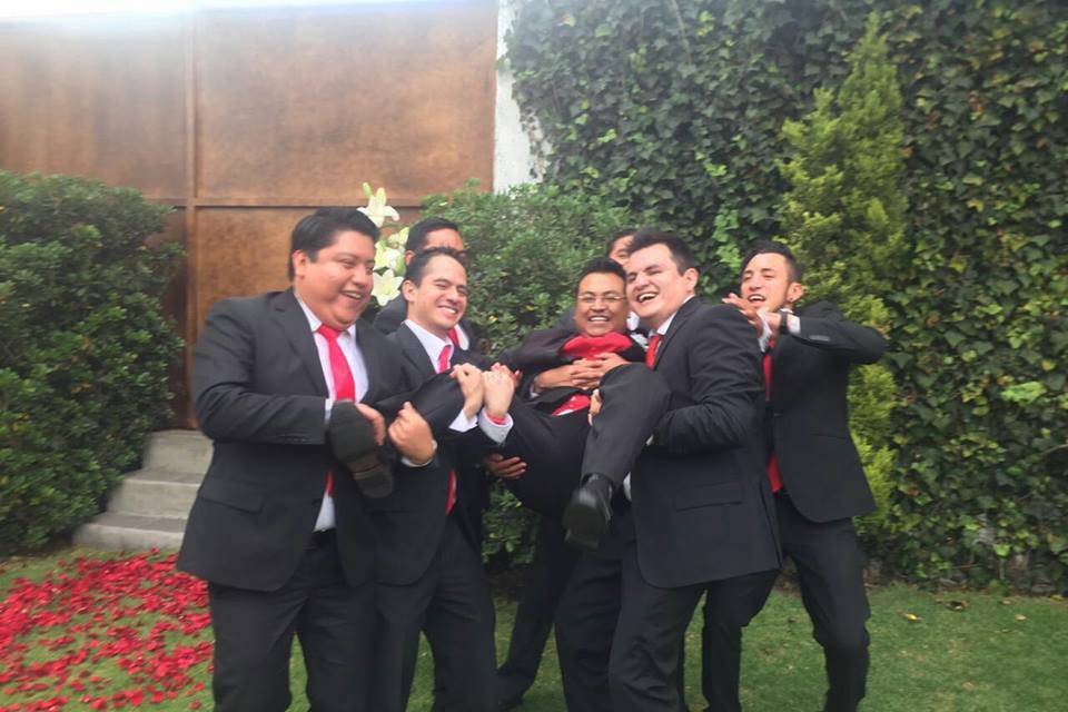 Celebrando con el novio