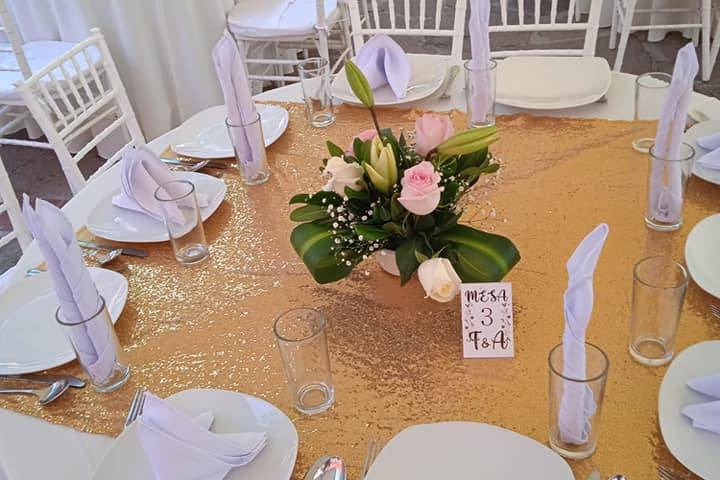 Montaje de mesa con florero de rosas